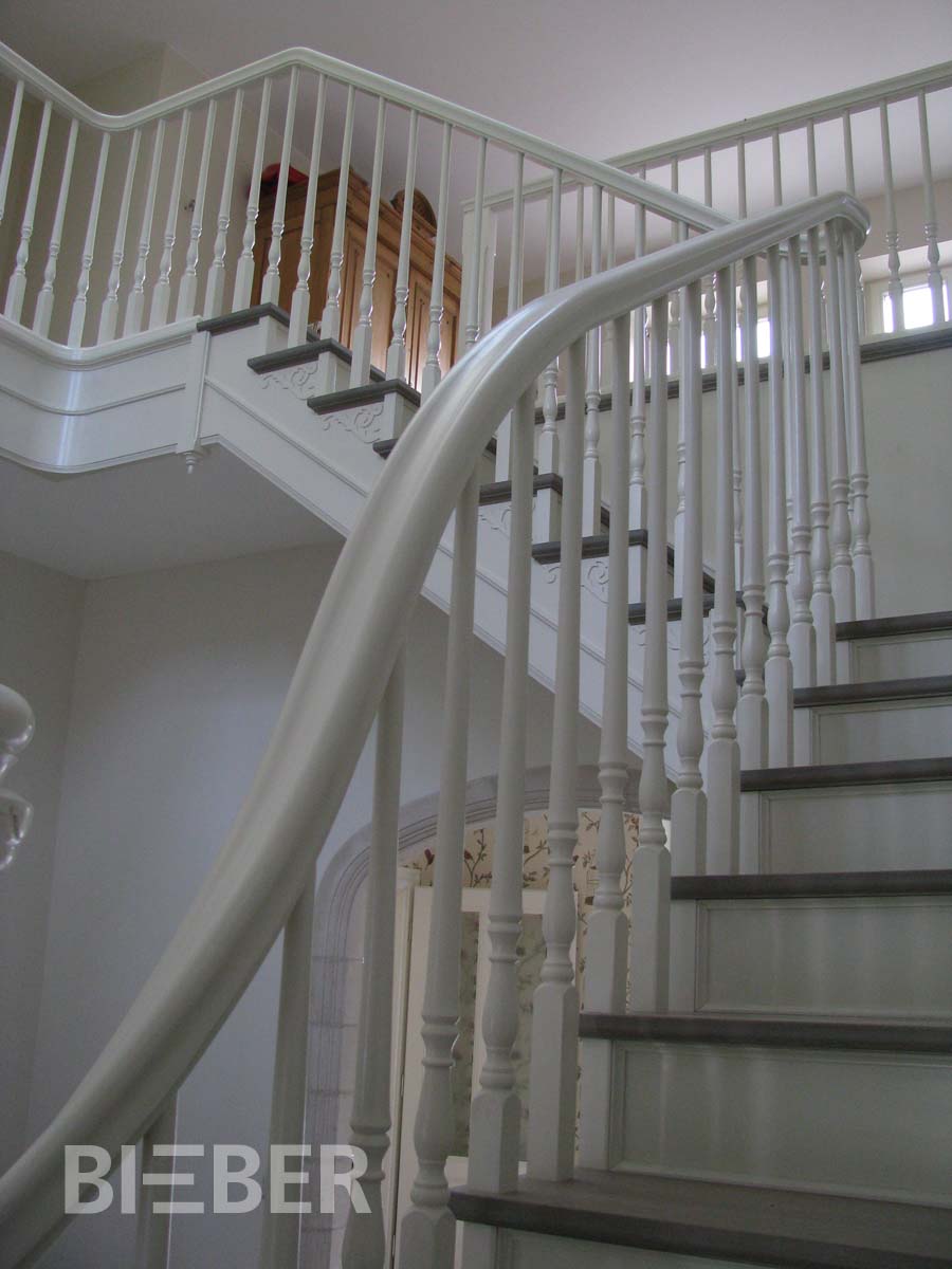 Podesttreppe, Stufen grau gebeizt und geölt, Wangen deckend weiß lackiert, gedrechselte Geländerstäbe, Handlaufkrümmling