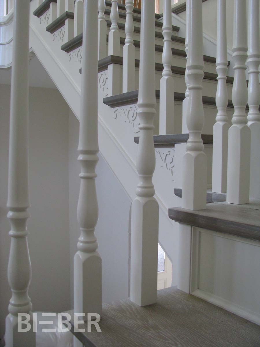 Detail Treppe, Geländerstäbe gedrechselt weiß, auf Stufen befestigt