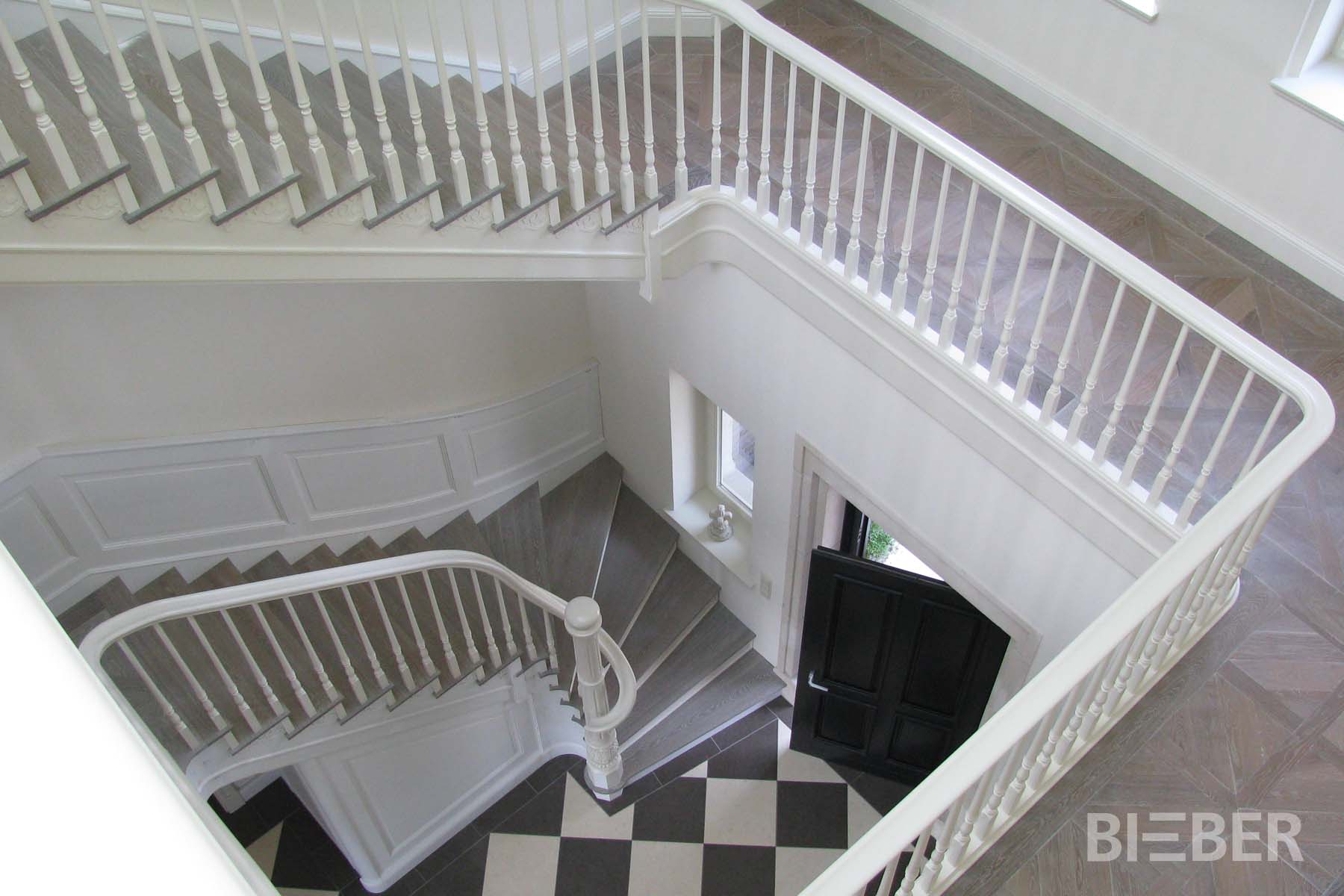 Treppenhaus mehrläufige Treppen, Wandverkleidungen und Galerie, Geländer mit gedrechselten Stäben, weiß lackiert, Stufen gebeizt und geölt