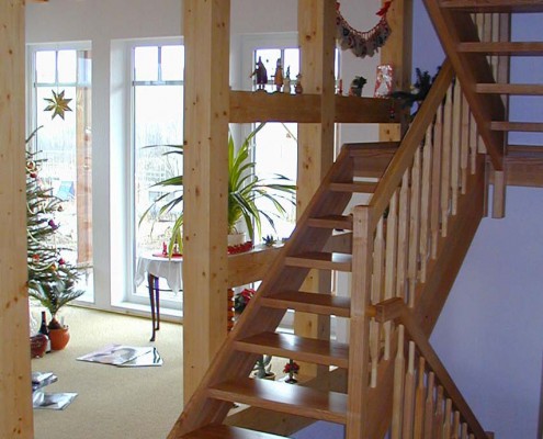 Geradläufige Treppe mit Podest, Massivholz Esche, ohne Setzstufen, Geländer Rechteckstäbe mit angedrechselten Zapfen