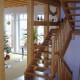 Geradläufige Treppe mit Podest, Massivholz Esche, ohne Setzstufen, Geländer Rechteckstäbe mit angedrechselten Zapfen
