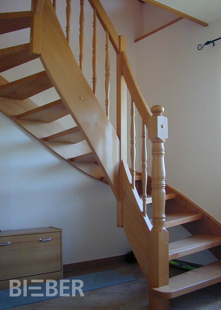 Halbgewendelte Treppe in Buche Massivholz, gedrechselte Stäbe und Antrittssäule, ohne Setzstufen, Antrittstufe gerundet