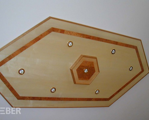 Deckenelement Ahorn Furnier, mit integrierter Beleuchtung, Intarsien aus Kork, Projekt: Striegistal