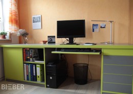 Schreibtisch, Büromöbel aus Dekorplatte apfelgrün und grau, Tastatur Auszug, z.T. abschließbare Schubkästen, Projekt: Striegistal