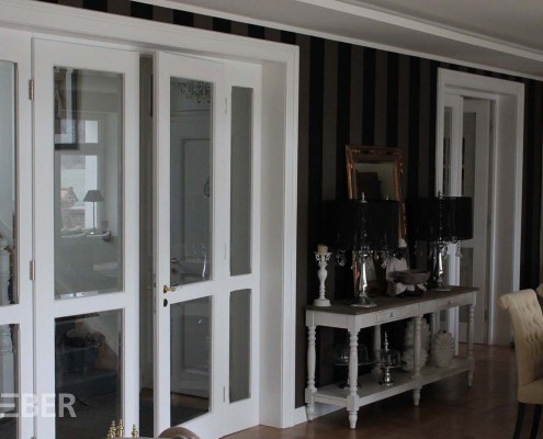 Zweiflügelige Innentür, geteilt, Massivholz deckend weiß lackiert, Verglasung mit Facettenschliff