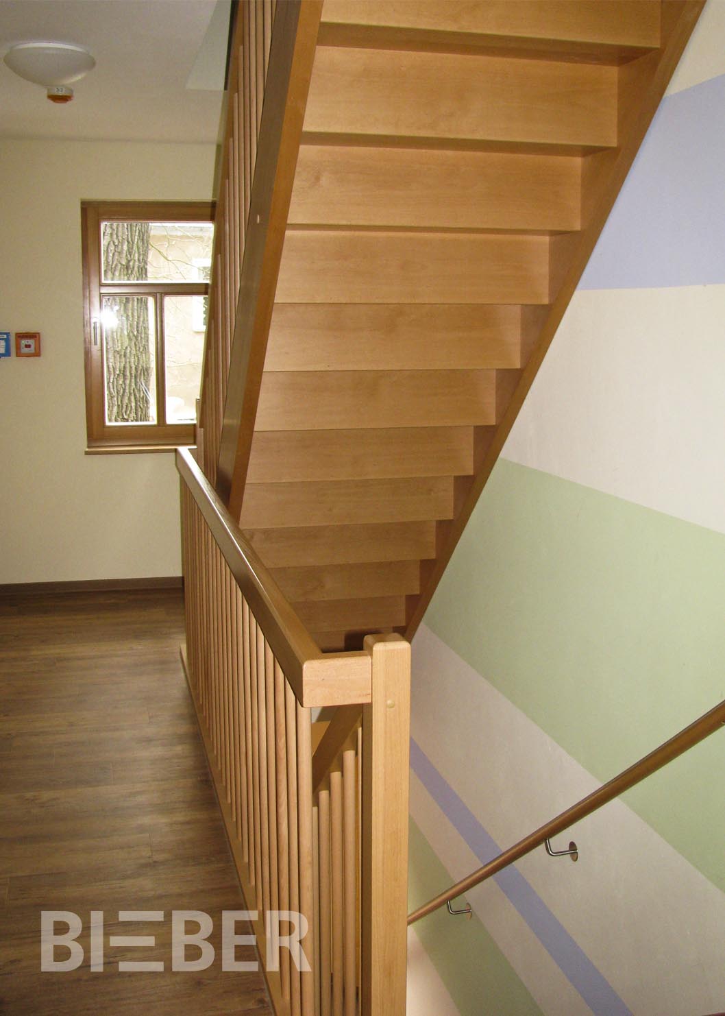 Gerade Treppe Massivholz Buche mit Setzstufen, Geländer mit geraden Stäben, Projekt: Hainichen