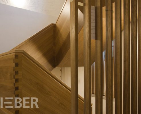 Treppenanlage Massivholz Eiche, Detail Stabgeländer als Absturzsicherung, Projekt: Kloster Wechselburg