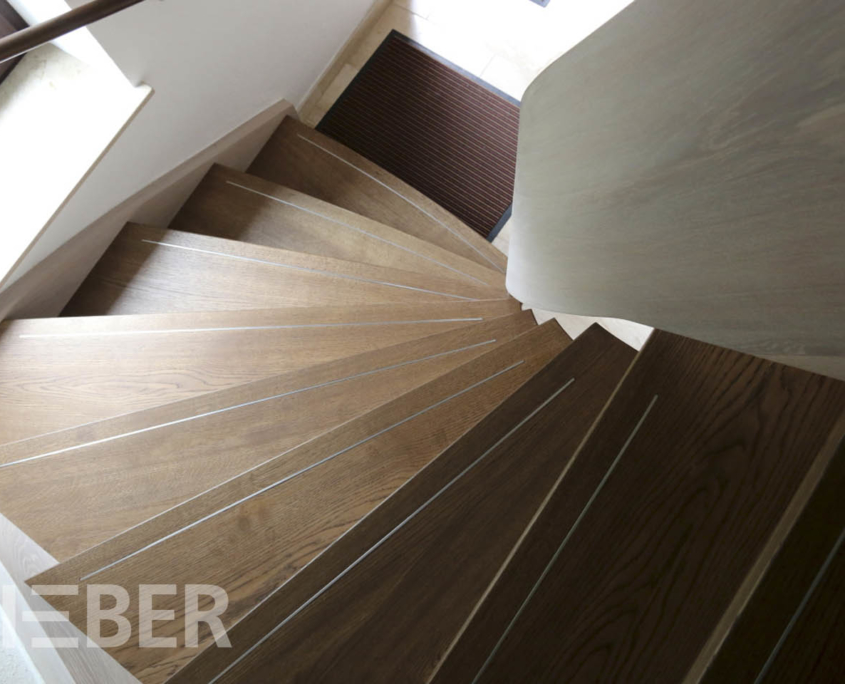 Viertelgewendelte Treppe in Massivholz Eiche mit Setzstufen, aufgesattelt, Oberfläche mit hell und dunkel pigmentiertem Lack