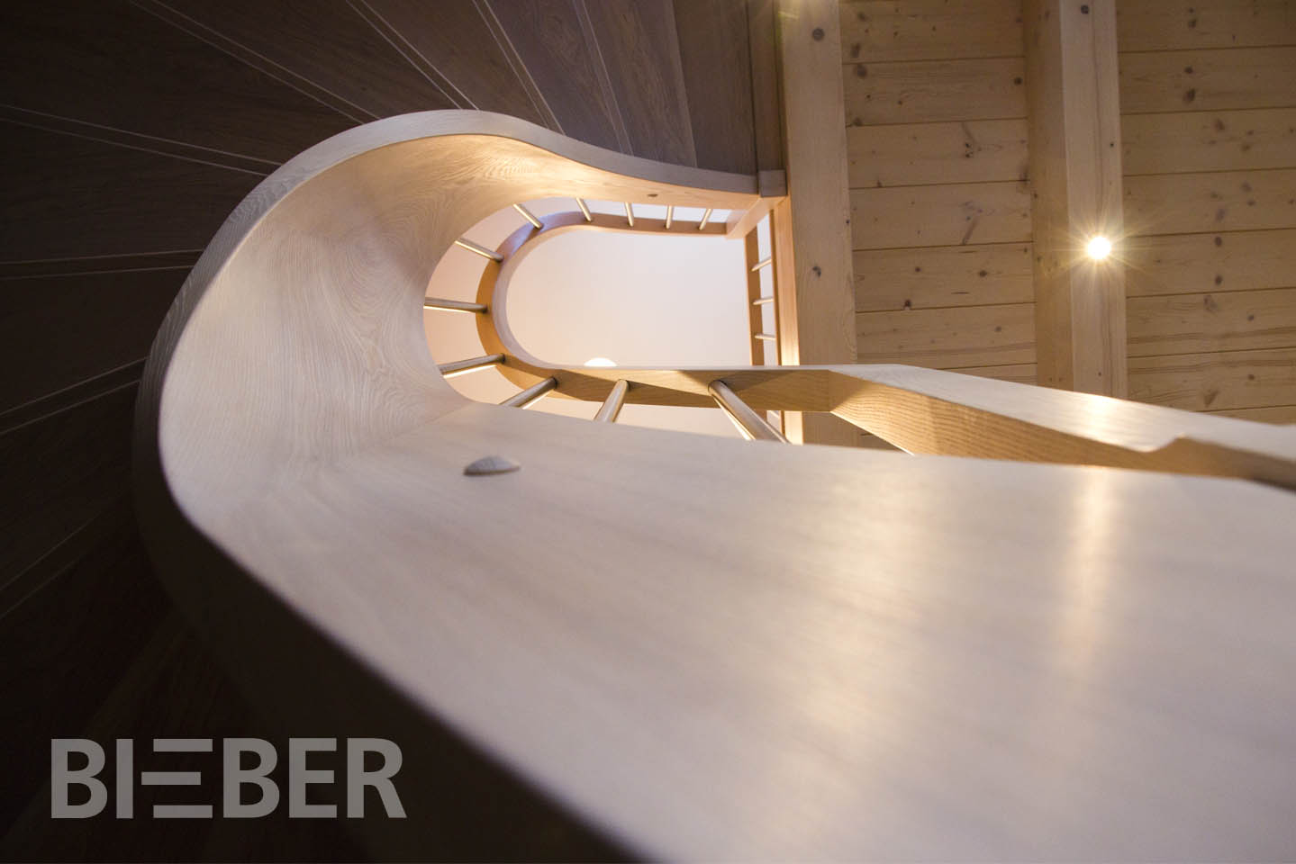 Treppe Massivholz Esche, halbgewendelt mit Setzstufen, Wangen- und Geländerkrümmling, gebeizt mit Ölbeize, Edelstahlgeländer