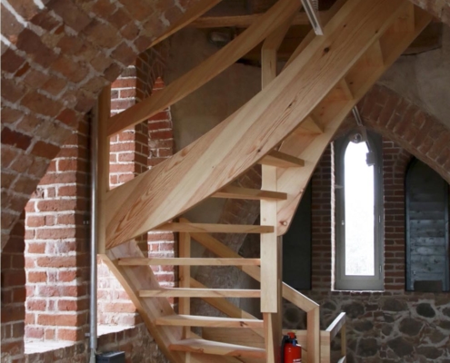 halbgewendelte Treppe Kirchturm Altkünkendorf, Massivholz Lärche geölt