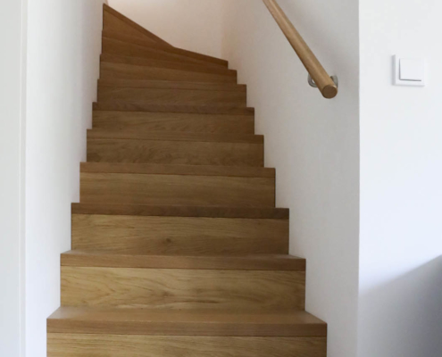 Aufgesattelte Treppe mit Setzstufen Eiche in Faltwerkoptik, halbgewendelt
