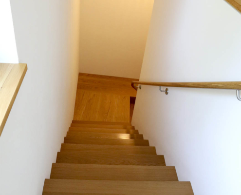 Aufgesattelte Treppe mit Setzstufen Eiche in Faltwerkoptik, zweiläufig gerade