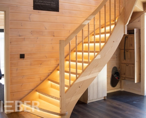 Holztreppe für Blockhaus in Esche mit LED Beleuchtung