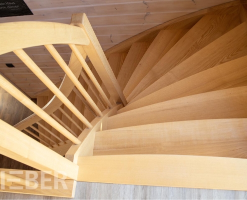 Holztreppe für Blockhaus in Esche mit Bogenstufen