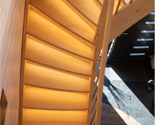 Holztreppe für Blockhaus in Esche mit LED Beleuchtung