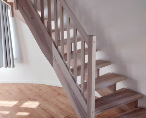 gewendelte Treppe in rundem Treppenraum Esche weiß geölt, Wandwange aufgesattelt