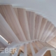gewendelte Treppe in rundem Treppenraum Esche weiß geölt, Wandwange aufgesattelt