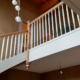 Holztreppe Eiche halbgewendelt mit weißen Wangen und Krümmlingen, gedrechseltes Geländer & Galerie